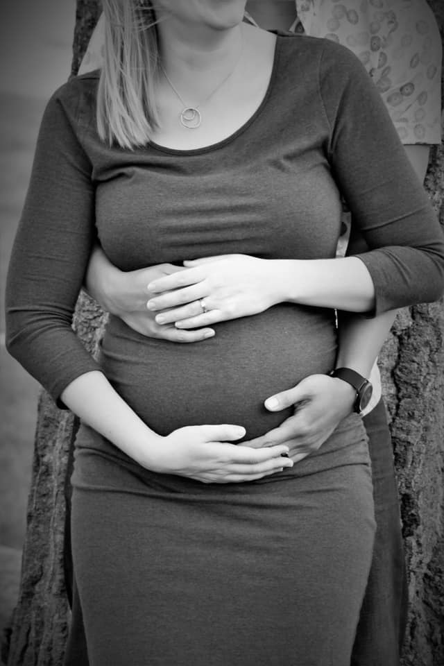 When to Book Your Maternity Session — and What to Wear